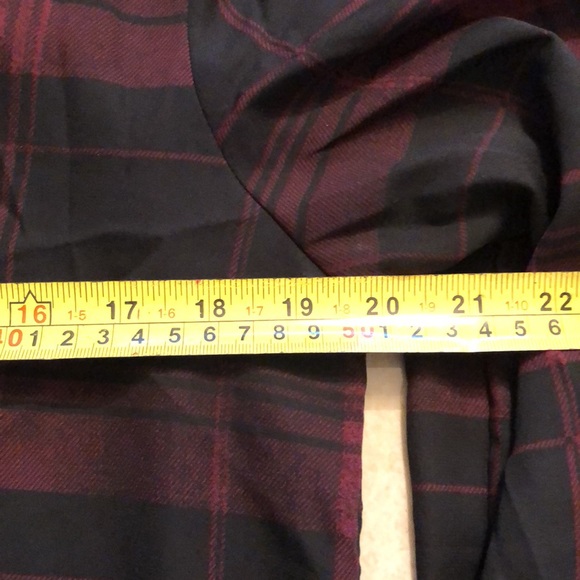 Long length button up top, red/black check pattern size L - Picture 4 of 6